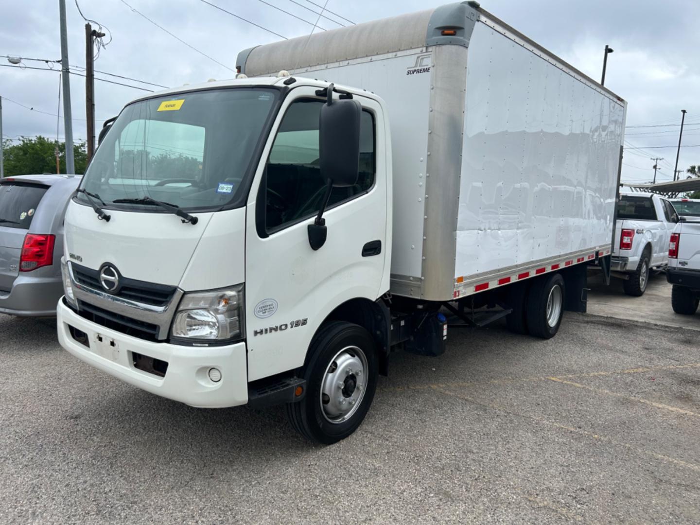 2016 White Hino XJC720 16' Box Truck (JHHRDM2H6GK) with an 5.1L 4cy engine, Automatic transmission, located at 1687 Business 35 S, New Braunfels, TX, 78130, (830) 625-7159, 29.655487, -98.051491 - Photo#0